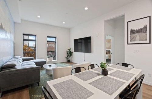 Riverside Apartment | Stunning 3-Bed Retreat in the Heart of Downtown
