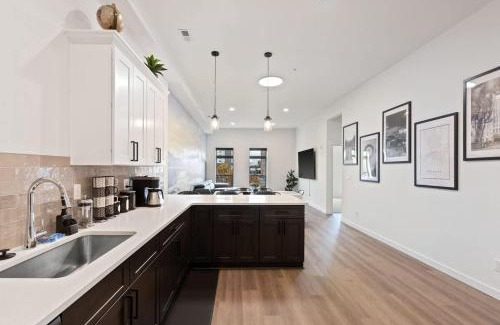 Riverside Apartment | Stunning 3-Bed Retreat in the Heart of Downtown