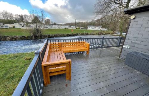 Bont Newydd Ski Chalet | Stunning 3 Bed Riverside Cabin in Snowdonia