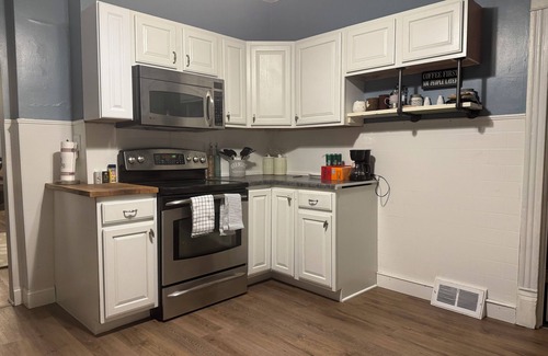 Saint Francis House | Stunning 3 bedroom Home: Safe and quiet area - 10 Mins to Airport & Downtown Mke