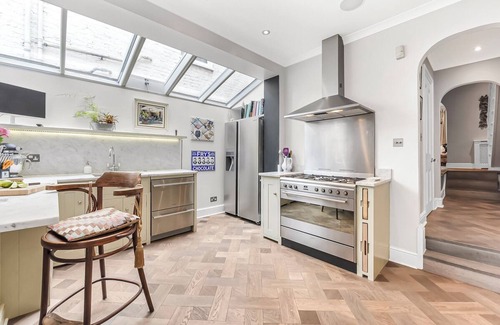 Sands End House | Stunning 3 bedroom, 2.5 bath terraced house in the Fulham with a private garden