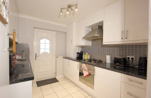 Earley House | Stunning 3 Bedroom 2 Bathroom Bungalow by CozyNest