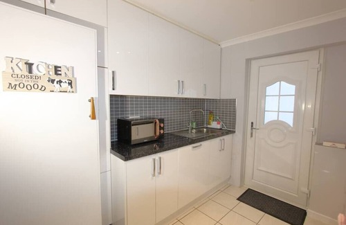 Earley House | Stunning 3 Bedroom 2 Bathroom Bungalow by CozyNest