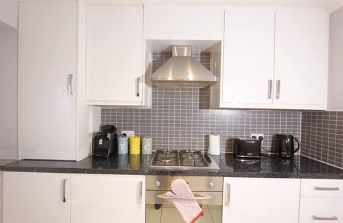 Earley House | Stunning 3 Bedroom 2 Bathroom Bungalow by CozyNest