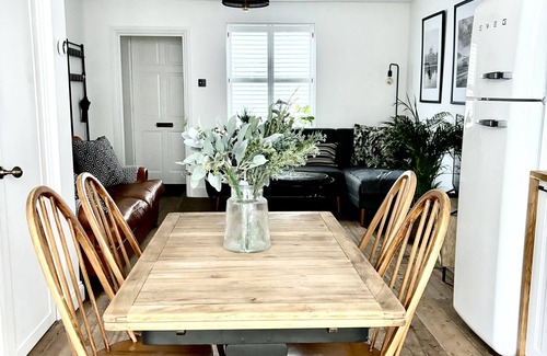Kemptown Cottage | Stunning 3 bedroom & 2 bathroom cottage with patio