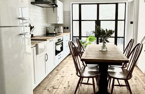 Kemptown Cottage | Stunning 3 bedroom & 2 bathroom cottage with patio
