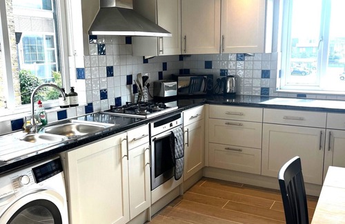 Shaftesbury Apartment | Stunning 3 bedroom, 3 Bathroom home with roof terrace. Central London. Sleeps 6.