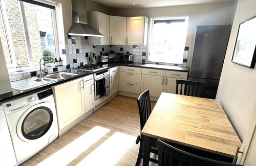 Shaftesbury Apartment | Stunning 3 bedroom, 3 Bathroom home with roof terrace. Central London. Sleeps 6.