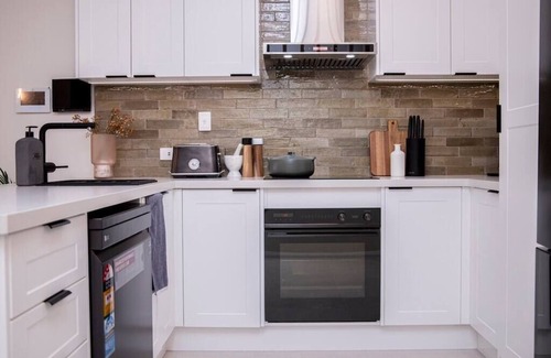 West Perth House | Stunning 3-Bedroom Northbridge Townhouse + Parking