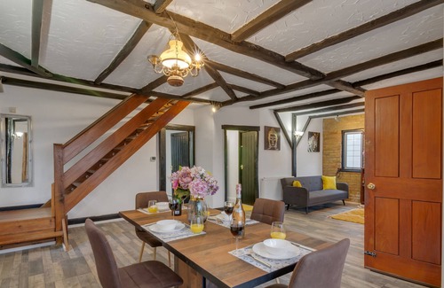 Strood House | Stunning 3 BedRoom Bungalow for Long &Short Stays
