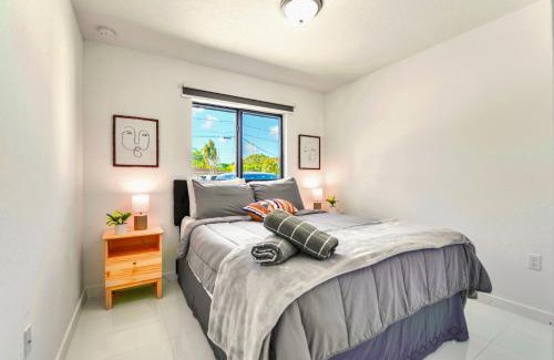 Gladeview House | Stunning 3-Bedroom Duplex with Free Parking