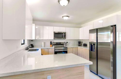 Gladeview House | Stunning 3-Bedroom Duplex with Free Parking