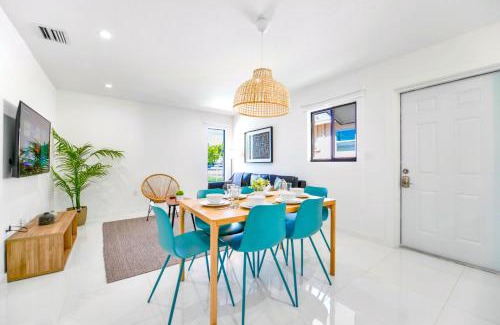 Gladeview House | Stunning 3-Bedroom Duplex with Free Parking