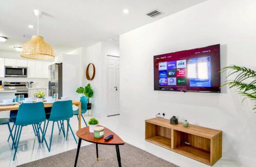 Gladeview House | Stunning 3-Bedroom Duplex with Free Parking