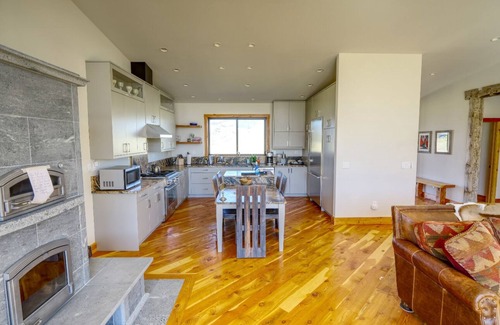 Pray House | Stunning 3 bedroom House next to Chico Hot Springs