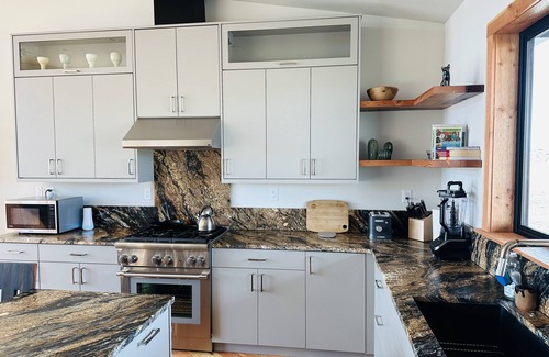 Pray House | Stunning 3 bedroom House next to Chico Hot Springs