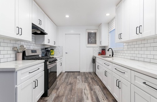 Fire Mountain House | Stunning 3 Bedroom Home with Spa and Fire Pit! Close to Legoland, Beaches & more