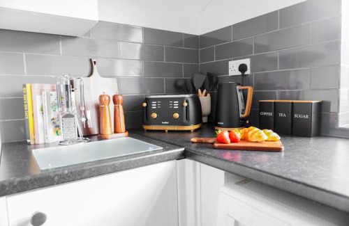 Clayton House | Stunning 3-Bedroom Home, Near Etihad Stadium and Coop Live Arena, Sleeps 7