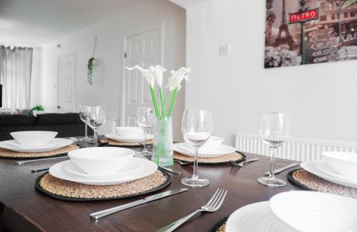 Clayton House | Stunning 3-Bedroom Home, Near Etihad Stadium and Coop Live Arena, Sleeps 7