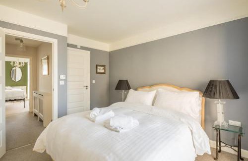 Trumpington House | Stunning 3 Bedroom Home with Terrace & Parking