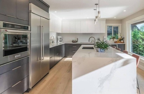 Regional District of Nanaimo House | Stunning 3 Bedroom Lakefront Villa in the City