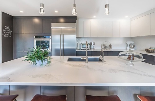 Regional District of Nanaimo House | Stunning 3 Bedroom Lakefront Villa in the City
