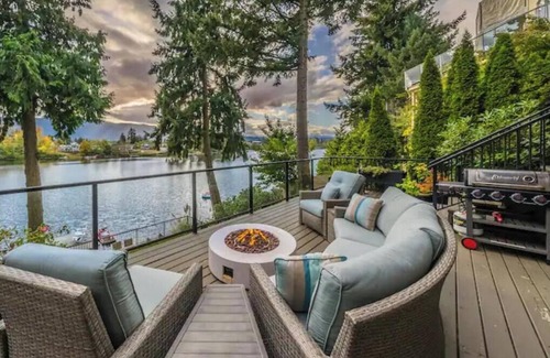 Regional District of Nanaimo House | Stunning 3 Bedroom Lakefront Villa in the City