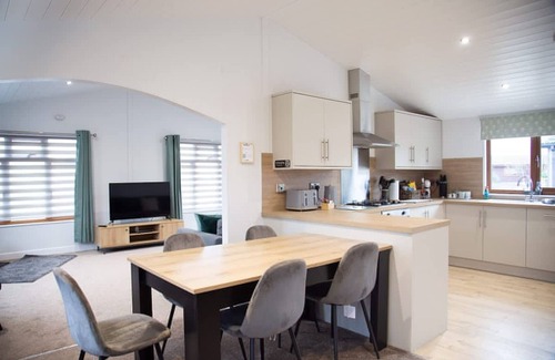 Wilberfoss Apartment | Stunning 3 Bedroom Lodge With Hot Tub in York