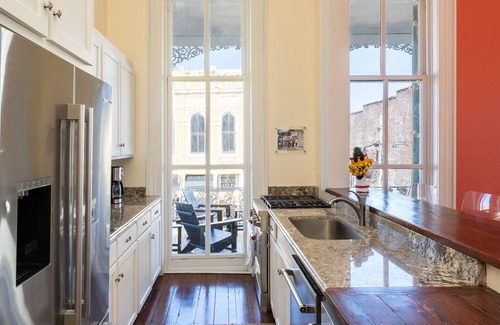 Natchez Condo | Stunning 3 BR/3 BA loft apartment w/balcony overlooking historic downtown!