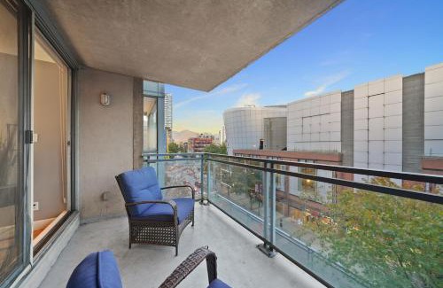 Gastown Apartment | Stunning 3-BR in Downtown with Free Parking
