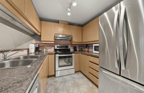 Gastown Apartment | Stunning 3-BR in Downtown with Free Parking