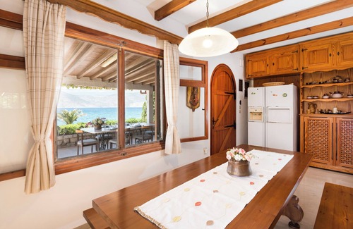Platistomo Villa | Stunning 3 stories Villa & Bungalow by the sea!