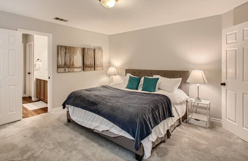 Cross Roads House | Stunning 3BD Family Home w/ Community Pool