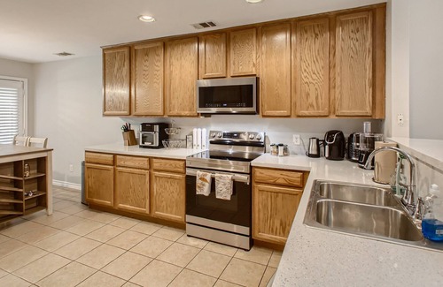 Cross Roads House | Stunning 3BD Family Home w/ Community Pool