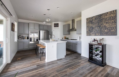 Erie House | Stunning 3BD House w/Wi-Fi & Parking