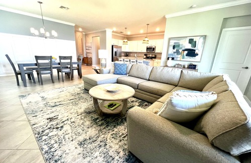 River Hall House | Stunning 3bed-3bath oasis w/lake view