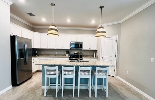 River Hall House | Stunning 3bed-3bath oasis w/lake view