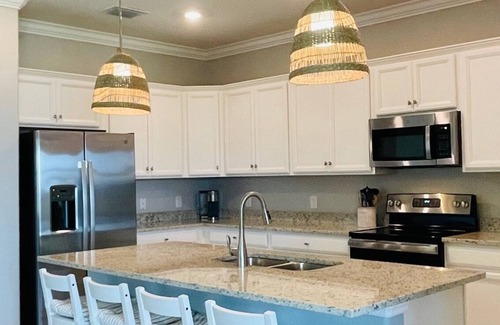 River Hall House | Stunning 3bed-3bath oasis w/lake view