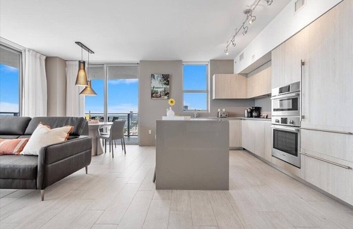 Hollywood South Central Beach Condo | Stunning 3br/2.5ba Walk to Beach