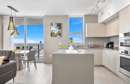 Hollywood South Central Beach Condo | Stunning 3br/2.5ba Walk to Beach