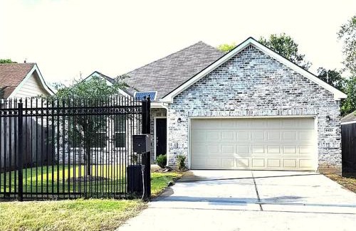 Southeast Houston House | Stunning 3BR Home Near Downtown Houston - Sleeps 8
