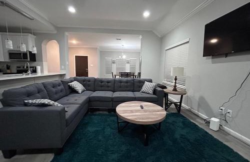 Southeast Houston House | Stunning 3BR Home Near Downtown Houston - Sleeps 8