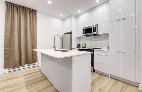 Mile End Apartment | Stunning 3BR w/Sofa Bed near Little Italy - A