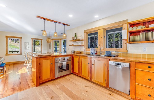 Little River House | Stunning 3BR with ridge top views, trails, & hot tub on 10 acre property