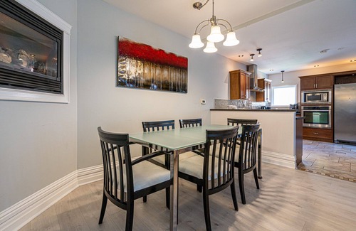 The Beaches House | Stunning 3brm Apartment in the trendy. Beaches Area of Toronto