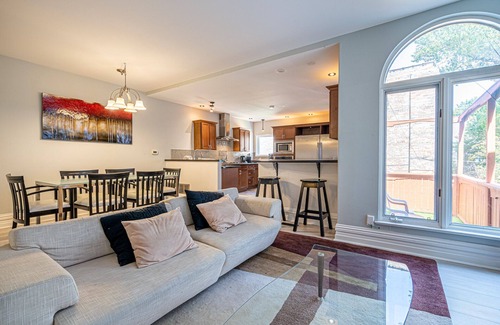 The Beaches House | Stunning 3brm Apartment in the trendy. Beaches Area of Toronto