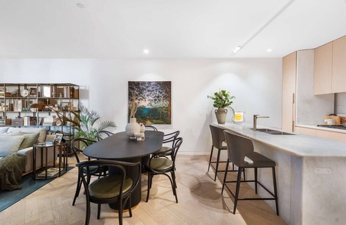 The Rocks Apartment | Stunning 3rd floor 2 bed apartment w/city views