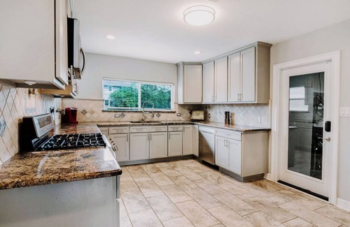 Bay Area House | Stunning 4 BD Historical Home+Pool+Min to Ocean Dr+GuestHouse+Sleeps 8