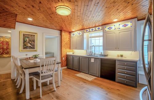 Vaughan House | Stunning 4 Bed 2 Bath Farm Home - On 2.5 Acres - Fully Furnished with WIFI!
