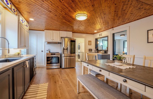 Vaughan House | Stunning 4 Bed 2 Bath Farm Home - On 2.5 Acres - Fully Furnished with WIFI!
